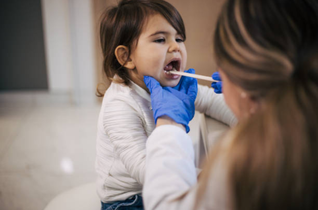 The symptoms of tonsillitis vary depending on whether the infection is viral or bacterial.